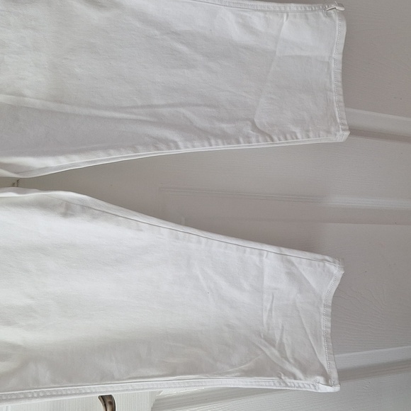 q Gloria Vanderbilt Solid White Stretch Shape Effect Capris Size 12 - Picture 2 of 10